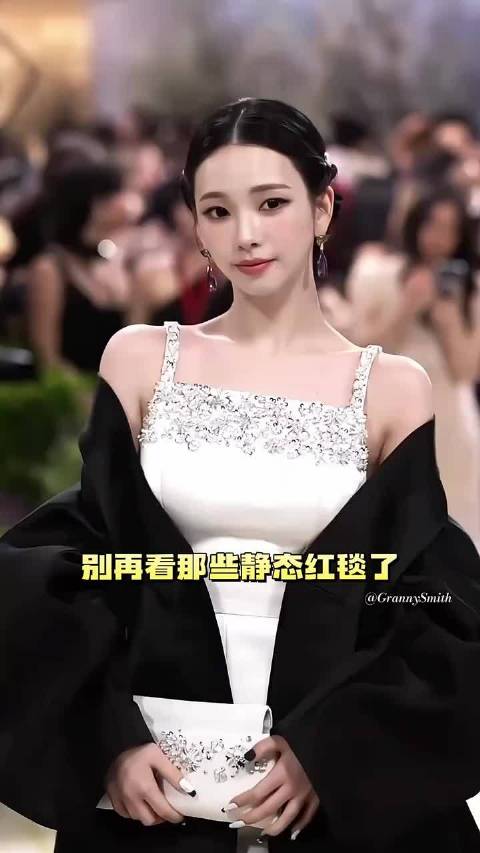 谷爱凌裙装镶15000颗虹彩玻璃泡，耗时2550小时纯手工打造