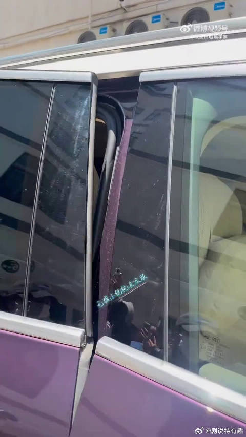 奢华感扑面而来，精致雕花尽显匠心，造型太绝了！李一桐发冠和头一样大