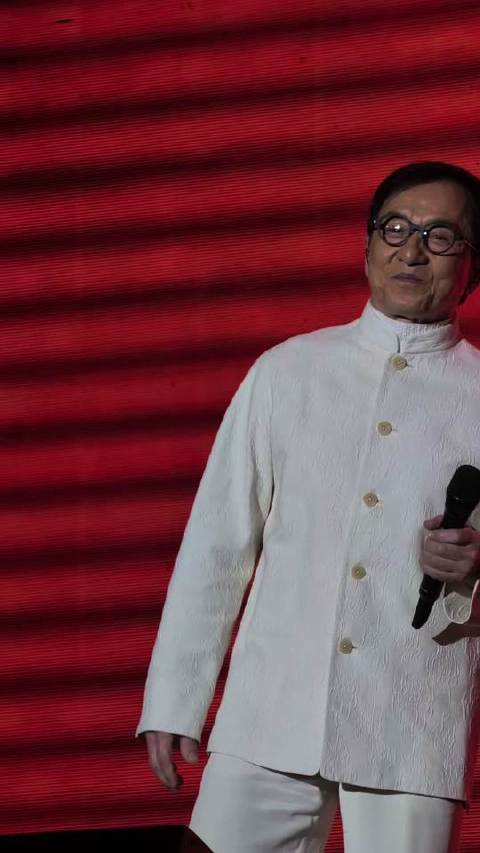 成龙开嗓声如洪钟，传奇气场不减当年