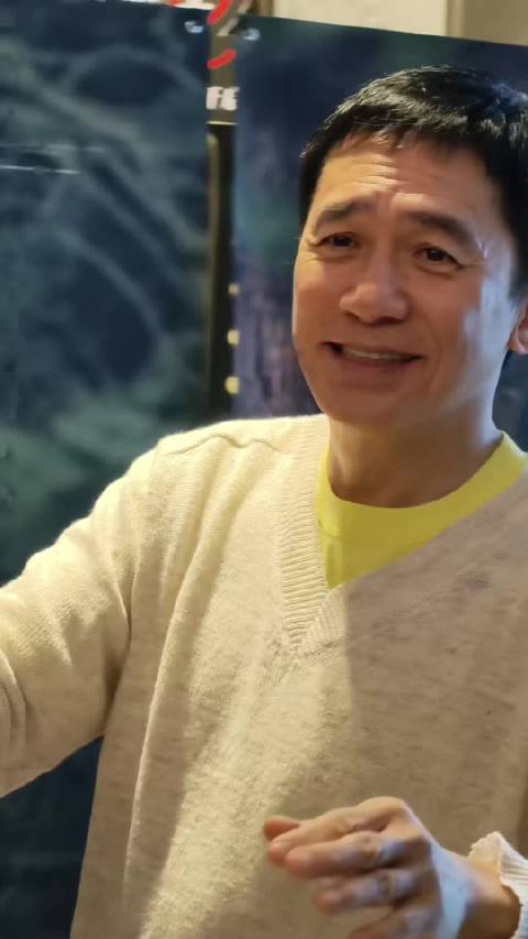 梁朝伟签收影迷信件，因现场拥挤转交工作人员