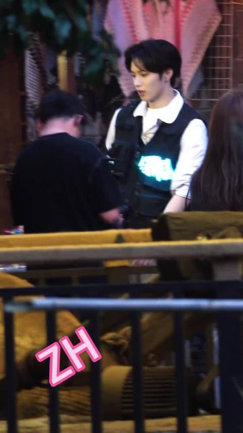 刘耀文这不就是建浩嘛 领队抓人中 .