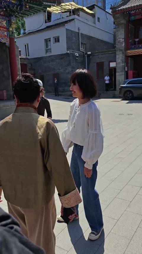 袁泉辛柏青重排青蛇发布会拥抱叙旧
