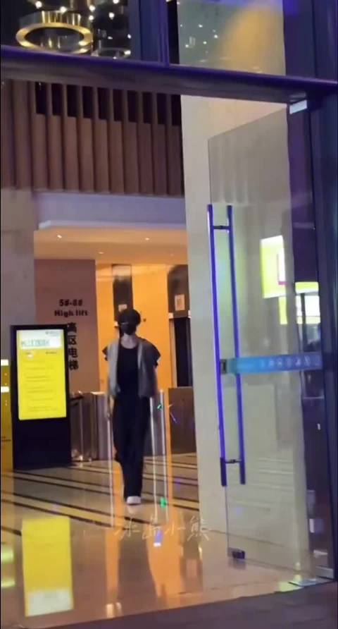 今日下班路透，回应粉丝们的生日应援，偷偷伸手接了粉丝放的礼花