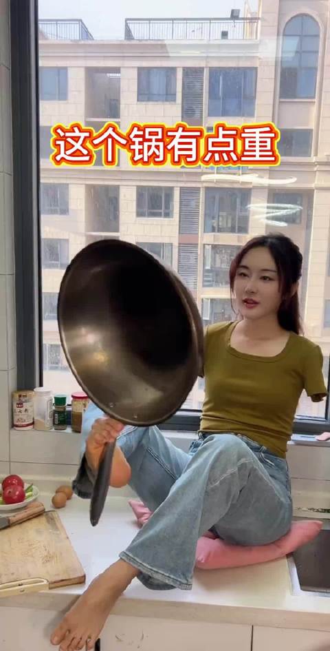 男子母亲节下厨为妈妈做饭表心意