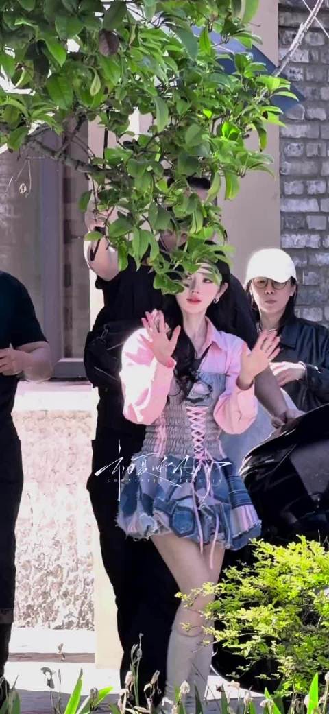 鞠婧祎昨天是妹宝 今天是姐姐