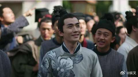 小公爷终于中榜了，他喜出望外非常高兴地笑了