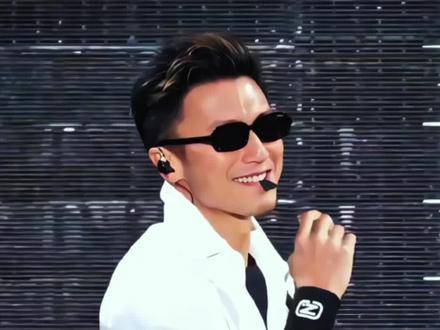 谢霆锋立于演唱会舞台中央，一袭白衬衫便足以点燃全场目光！