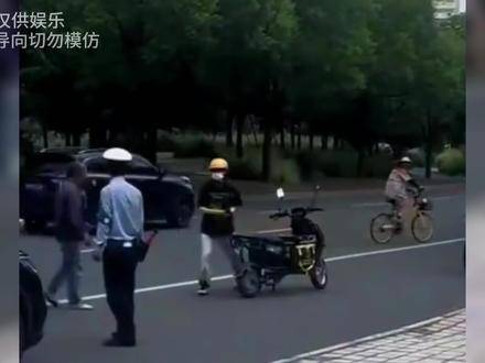 外卖小哥身怀绝技关键时刻亮惊人操作