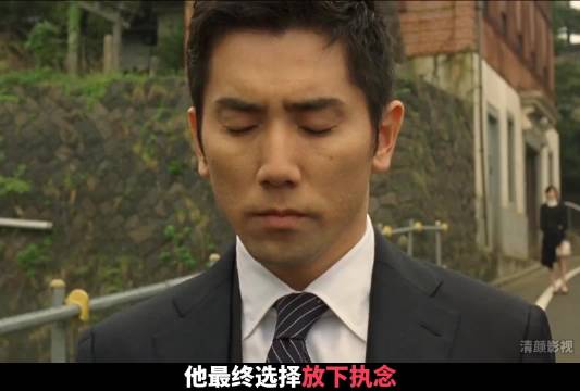 男子替抛弃自己30年的父亲入殓，发现紧握的儿时信物
