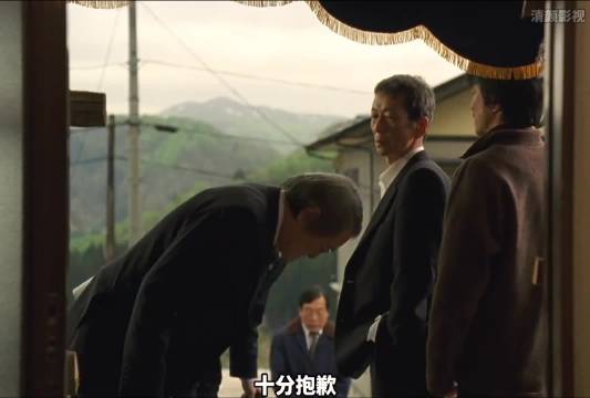 丈夫见亡妻遗容痛哭，修复师助逝者重焕光彩