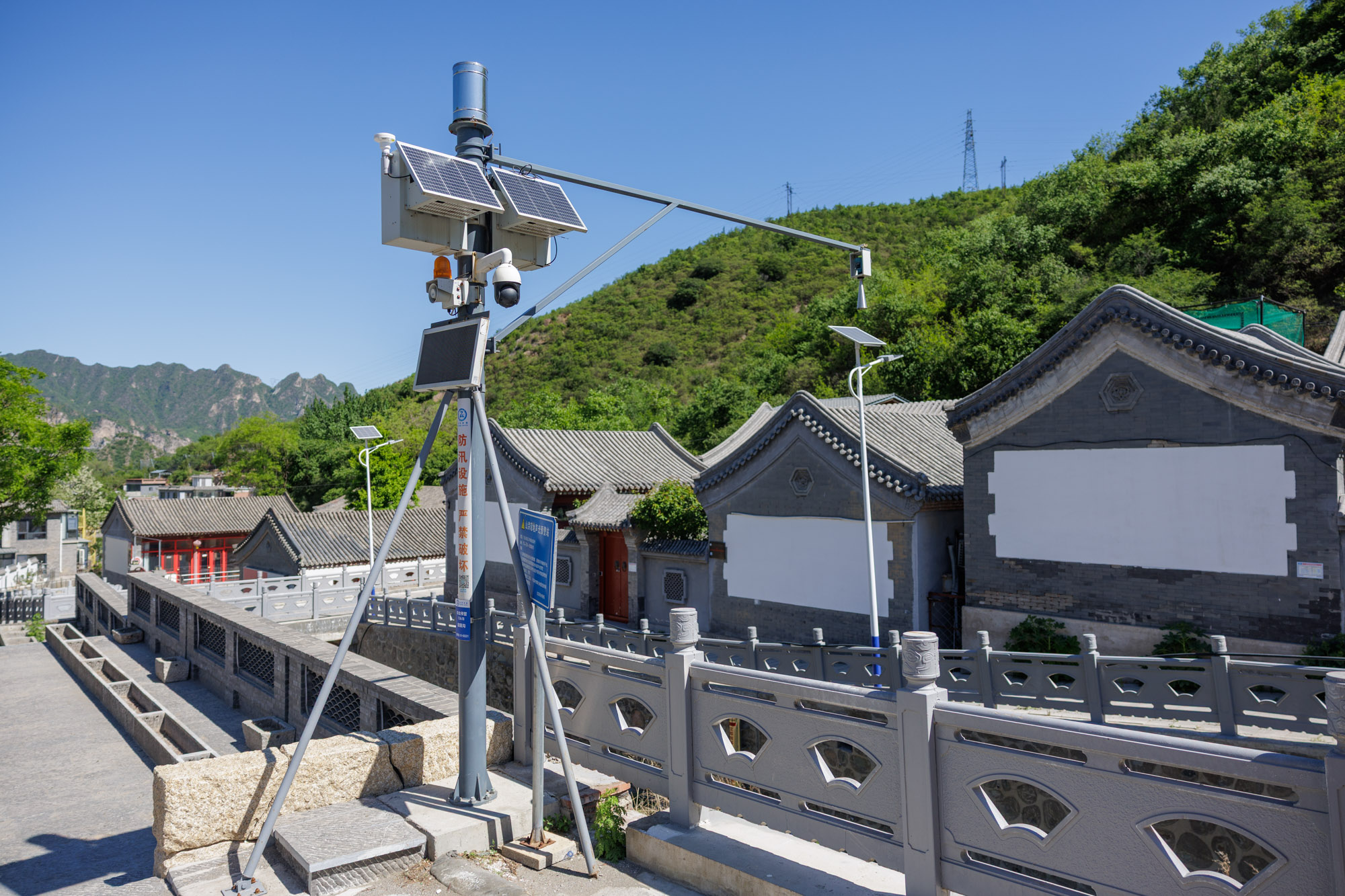 2026年5月7日，北京門頭溝區韭園村，新安裝的聲光電監測預警設備。新京報記者 王子誠 攝