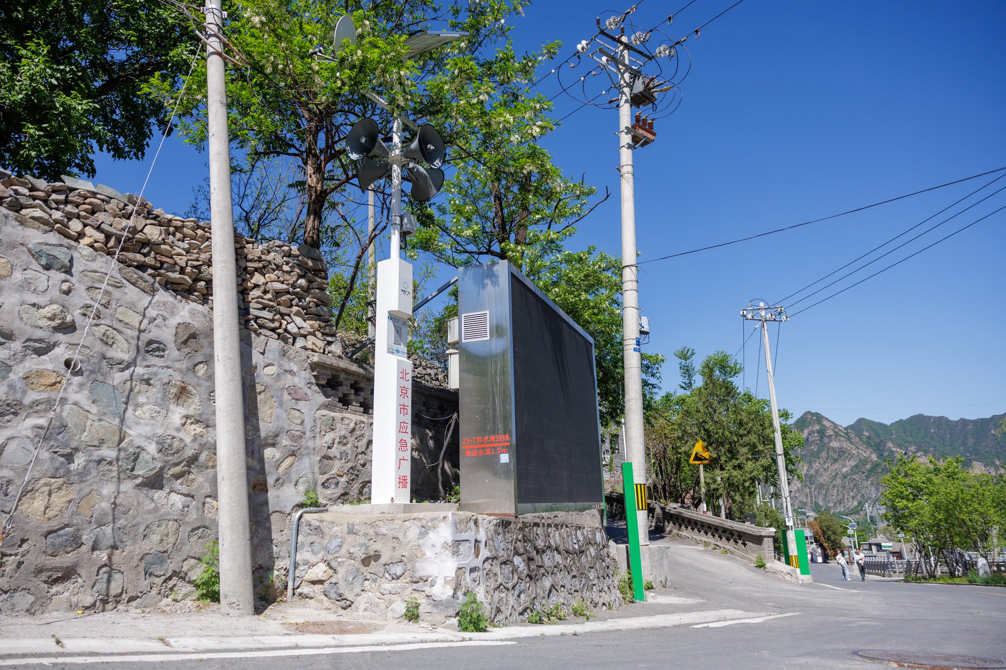 2026年5月7日，門頭溝區王平鎮韭園村，路邊新安裝的應急廣播。新京報記者 王子誠 攝