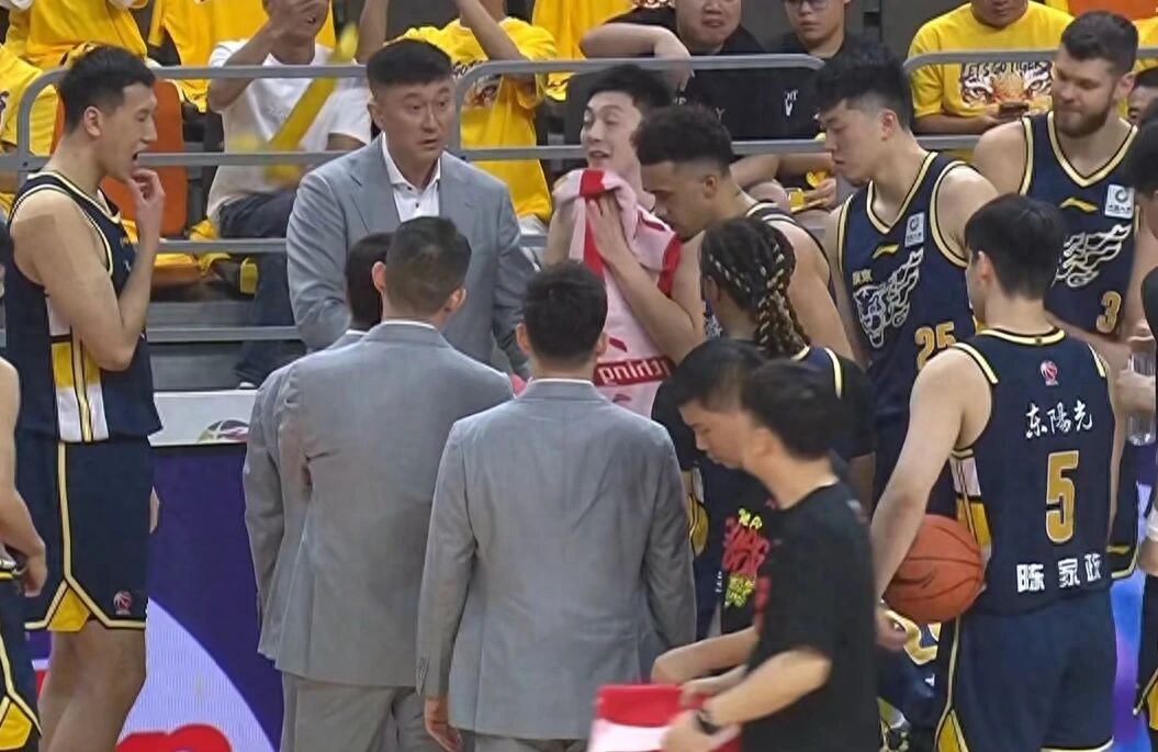 广东男篮击败北京，杜锋赛后阴阳对手，球员评分：张皓嘉9.8分！