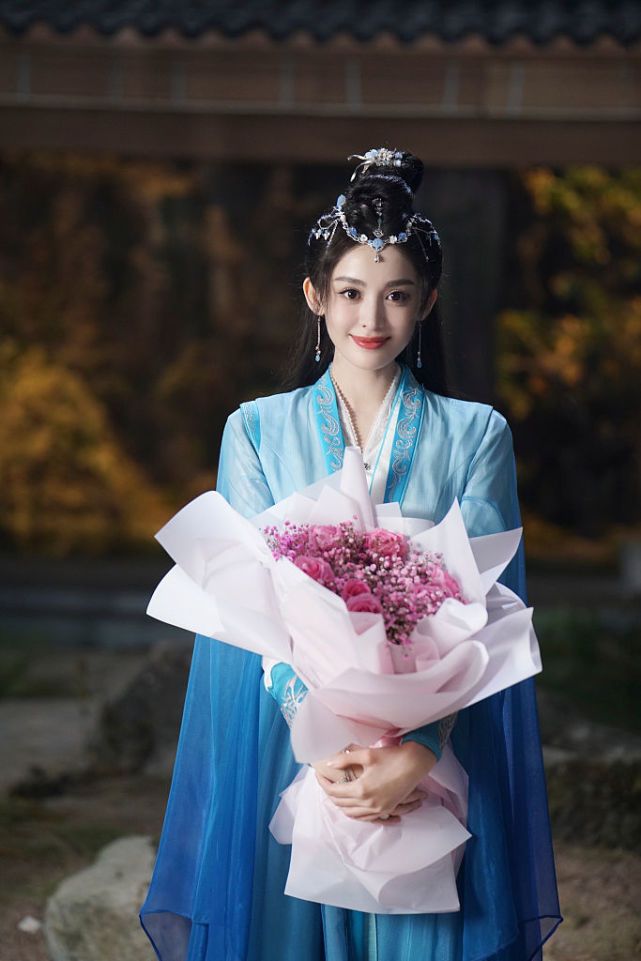 娜扎工作室发布一组《雪鹰领主》杀青照 笑容甜美气质出尘