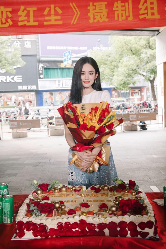 娜扎新剧《恋恋红尘》杀青 捧鲜花微笑出镜
