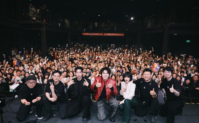 阿鲲《飞驰人生3》电影原声音乐会，观众坐在现场看电影