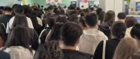 昨天，青岛地铁满满的全是人！数万名网友从四面八方赶来，直奔同一个地方！晚上主角登场：青岛海鲜有点过分，让我胖了3斤