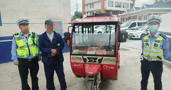 武汉黄陂交警街头“亮剑” 执法劝导并举筑牢道路安全防线