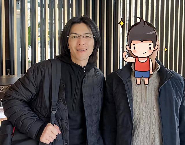 萧敬腾和大14岁经纪人老婆现身西班牙，街头喂零食没明星架子