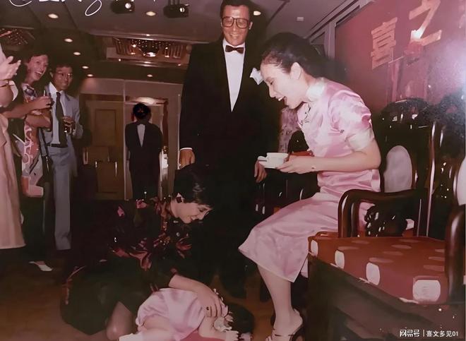 1983年，谢婷婷认汪明荃做干妈，狄波拉协助孩子磕头，谢贤乐坏了