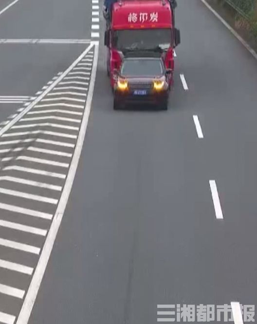 小车强行变道被大货车追尾，司机：我不确定当时在变道