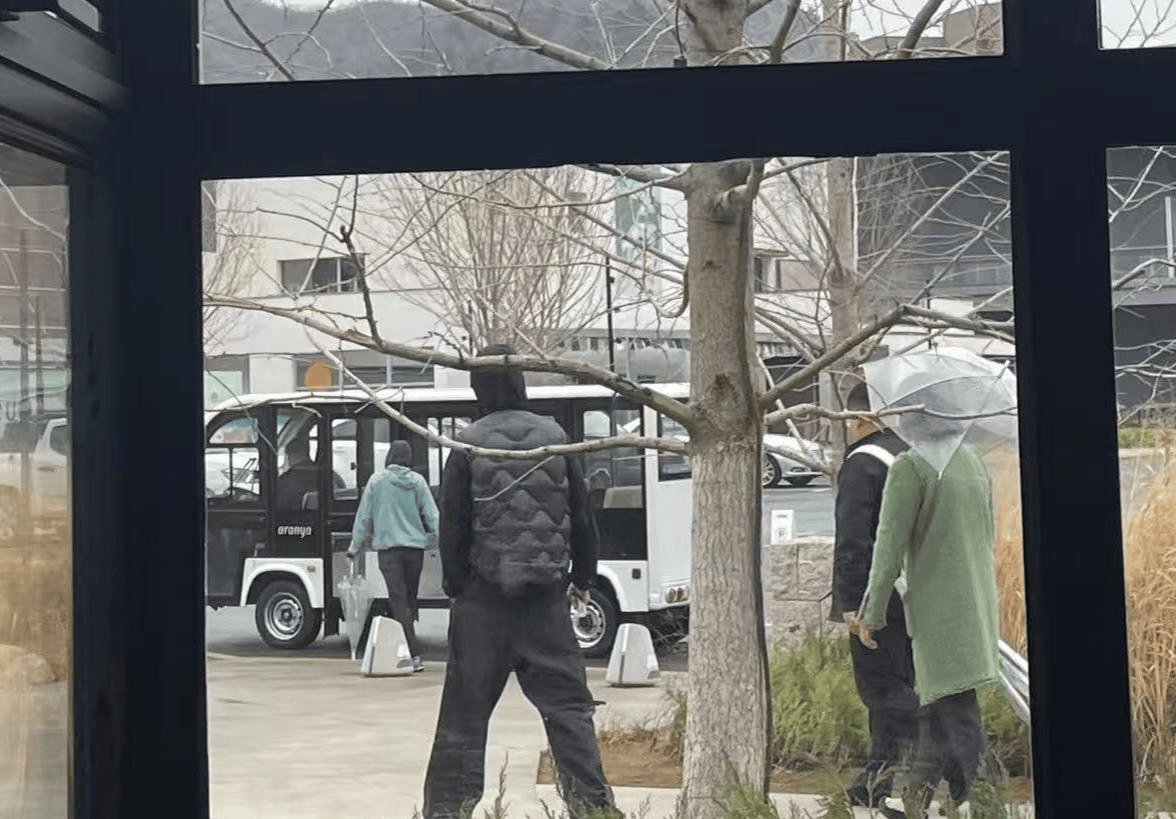 魏晨一家五口阿那亚度假被偶遇！183cm身形超吸睛，3岁儿子软萌乖巧
