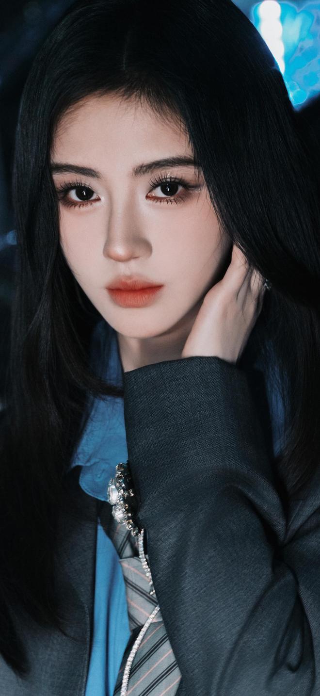 美女壁纸｜第1865期 · 鞠婧祎：以敬畏之心打磨角色，用沉默善意温暖世界