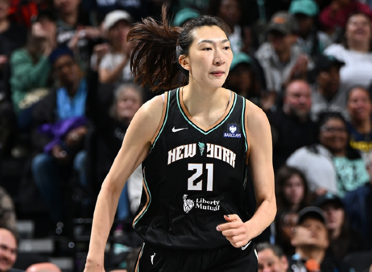 WNBA揭幕战：韩旭时隔3年正式回归首秀8分 自由人31分大胜太阳