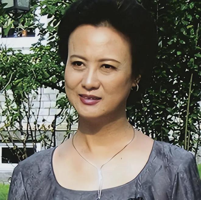 14年前，57岁柏寒病逝，离世前将31岁儿子托付海清，如今怎样了？