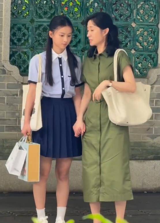 网红七七搭档刘敏涛演戏，此前因素颜撞脸张柏芝走红