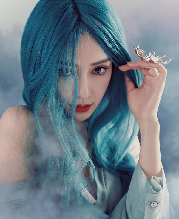 Angelababy最新杂志封面大片 走入人鱼公主的梦境时刻