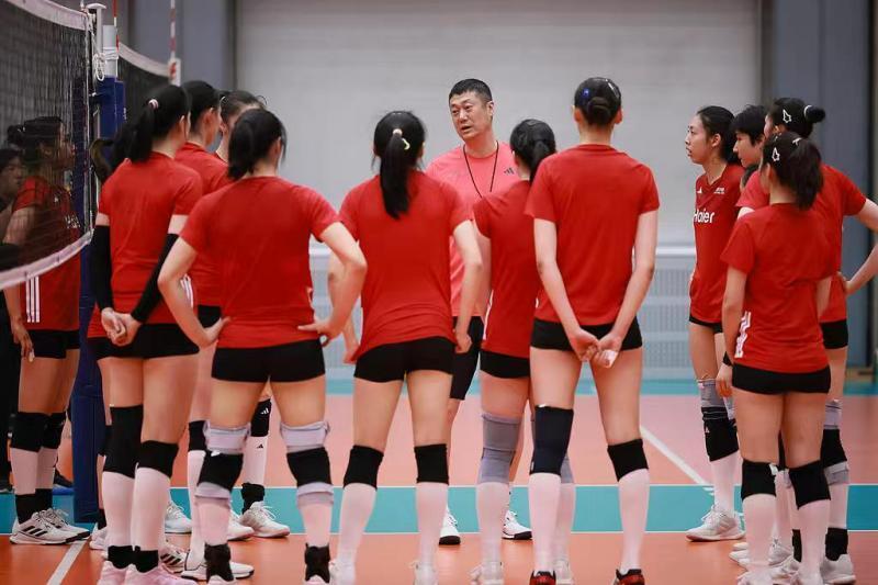 中国女排漳州集训参观腾飞馆，刁琳宇队员兼二传组助理教练