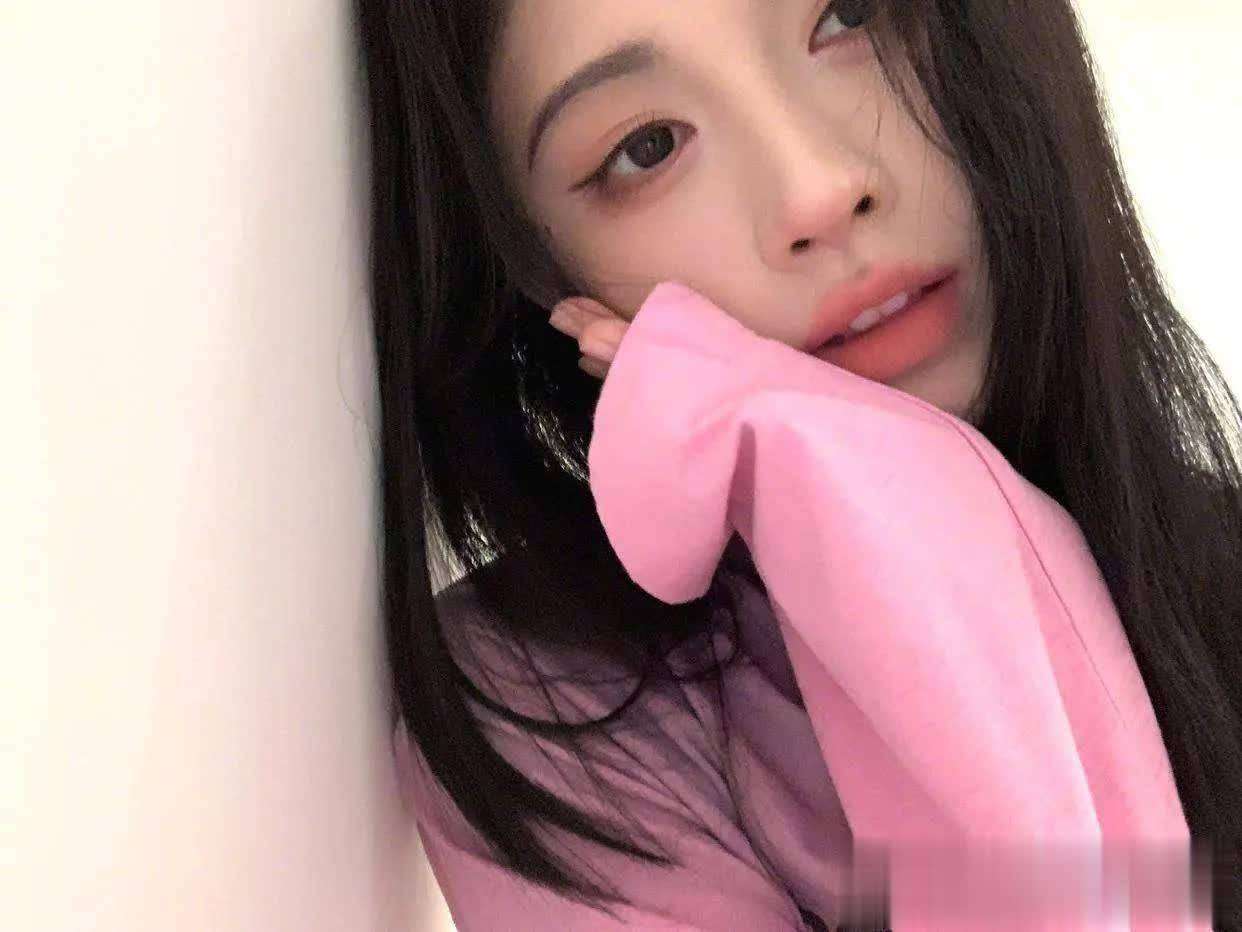 鞠婧祎晒与宠物猪撞衫粉色卫衣，配文我们是猪猪女孩