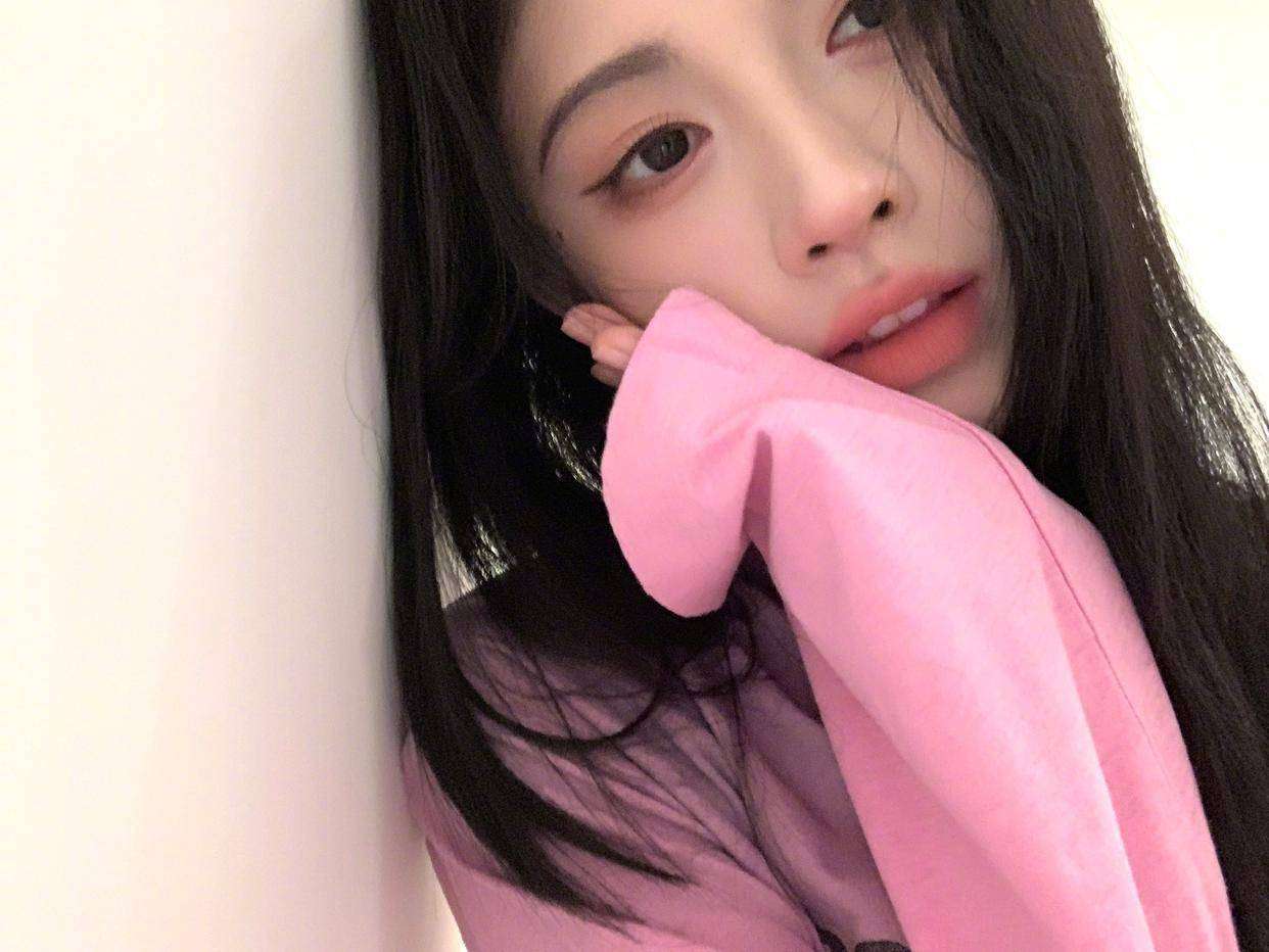 鞠婧祎晒与宠物猪撞衫粉色卫衣，配文：我们是猪猪女孩#撞衫