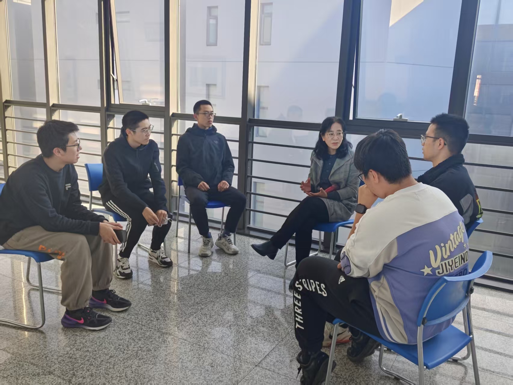 2025年10月，南開大學計算機學院教授趙宏（右三）用蘇格拉底式提問，啟發學生自主發現問題本質。受訪者供圖