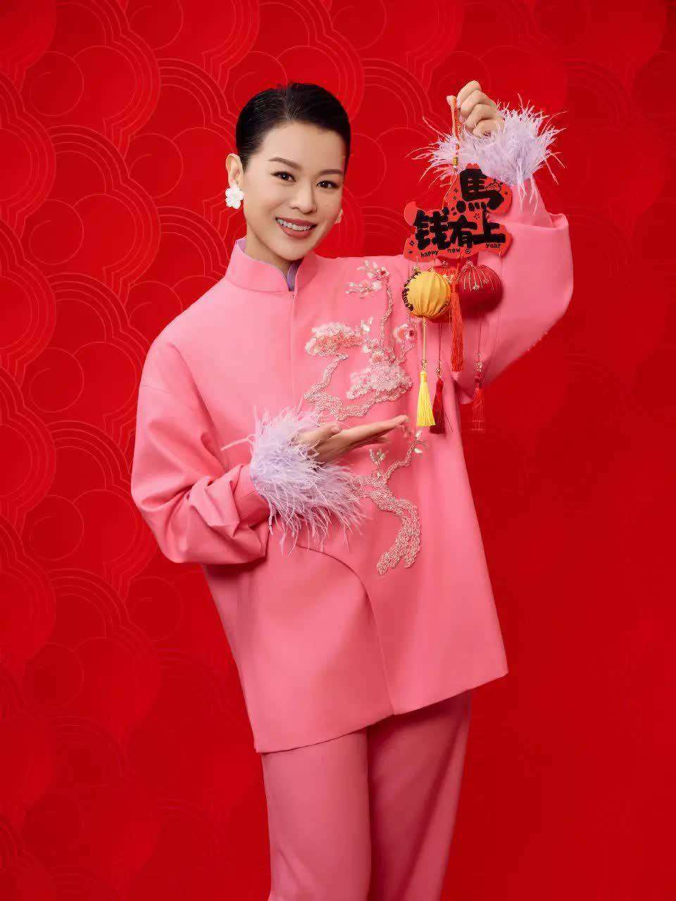 胡杏儿晒一家人过元宵，母子四人穿同款卫衣排排坐吃汤圆