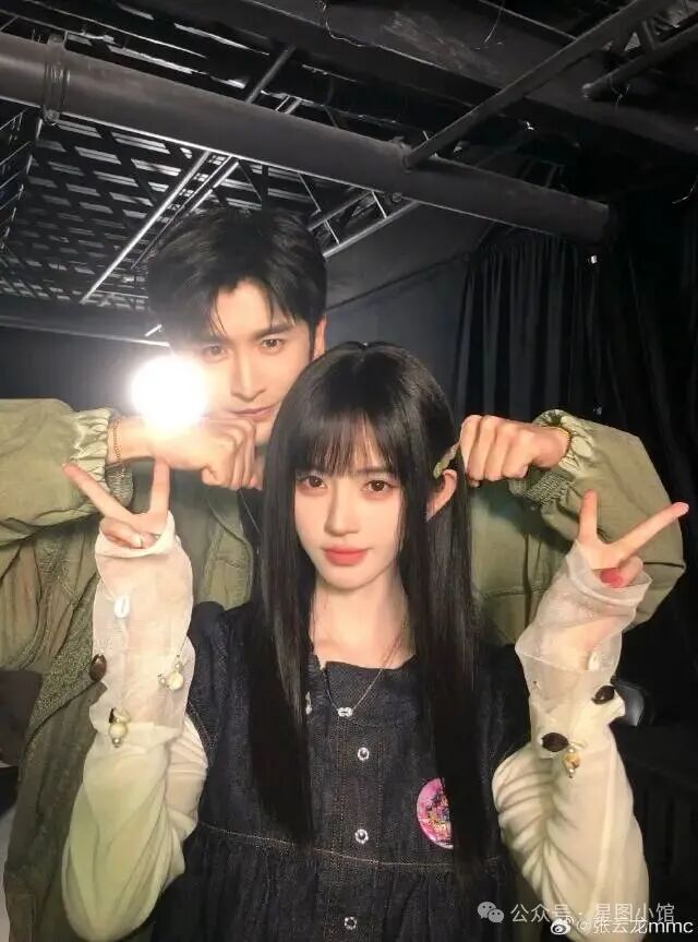 鞠婧祎与张云龙晒出合照