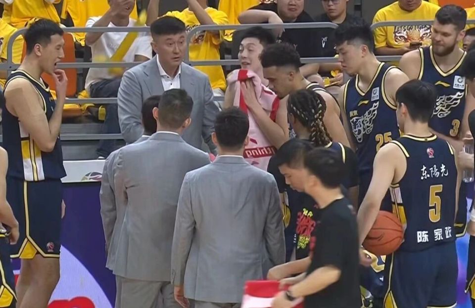 广东男篮102-99击败北京，杜锋赛后阴阳对手，球员评分出炉：张皓嘉9.8分