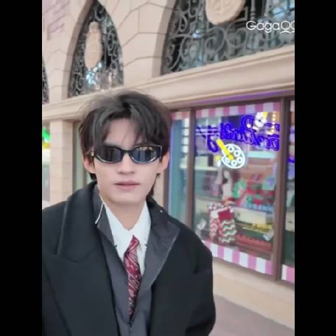 下面欢迎大家收看13s的教父版嘉可云，嘉辉的模仿能力太强惹