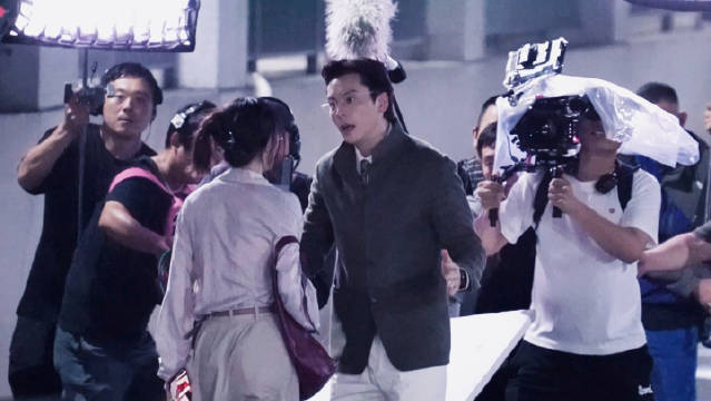王志诚和戏中女友在车库争吵，哄生气的女友，新剧《爱情慢慢》路透