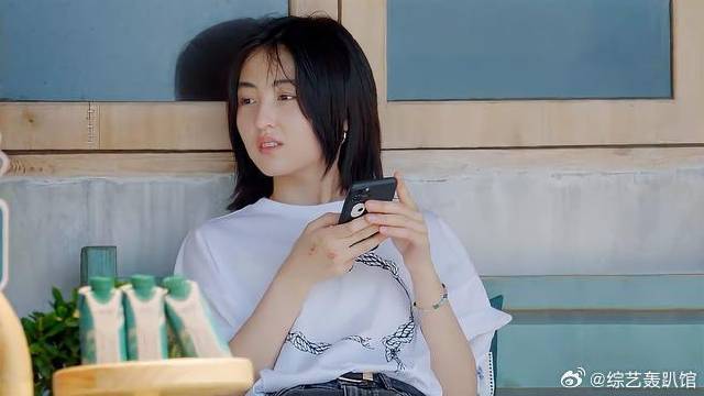 张子枫和黄磊围着风铃拍照，场面惬意极了！