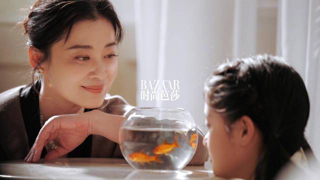 梅婷与女儿快快搭档拍摄时尚芭莎大片