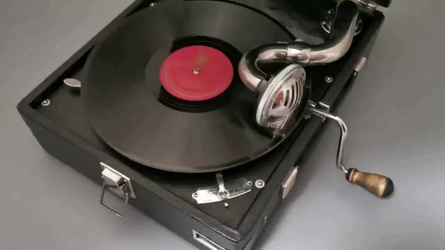 苏联金曲《在恰伊尔公园》承载战前记忆,红场阅兵再现卫国战争旋律