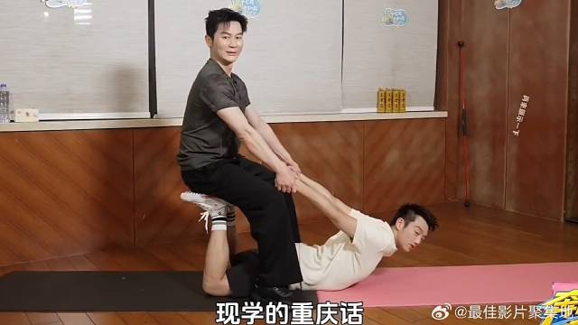李晨郑恺高难度健身姿势接受采访 本以为是折磨不料却说很舒服，神清气爽的