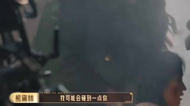 熊黛林高跟鞋轻触黄婷婷掌心，拍摄后暖心拥抱