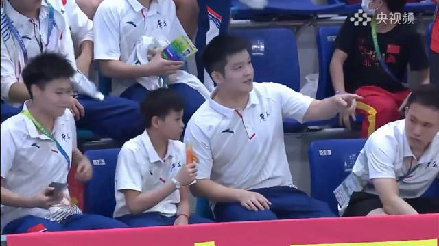 樊振东调侃全红婵体型差异引笑声
