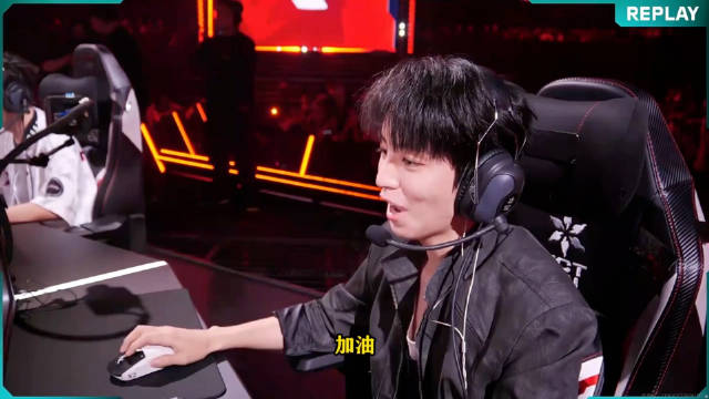 王俊凯无畏契约表演赛出场与观众击掌，模仿康康高喊lets go
