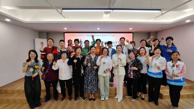 伍家岗北山坡社区开展母亲节非遗手工公益活动
