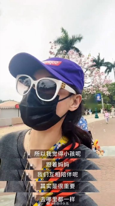 张柏芝在单亲家庭成长经历如何影响了她的育儿理念？