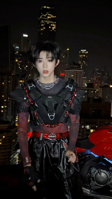 陈奕恒16岁生日后首发舞，红黑战衣挑战《REDRED》燃爆全网